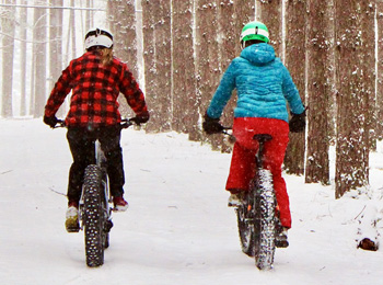Two people on fatbikes in the winter on the trails of Grand Lodge Mont-Tremblant