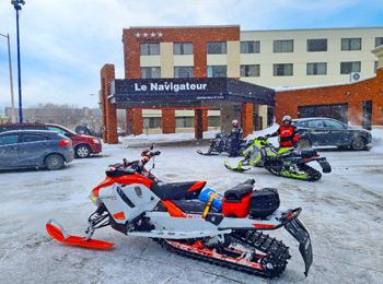 Snowmobile in front of Hotel
              Le Navigateur