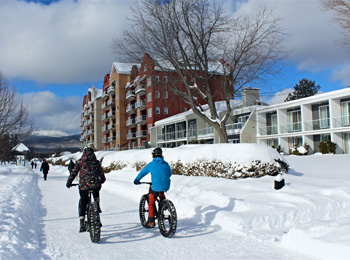 People on fatbikes next to the Verso Hotel