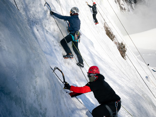 Ice climbing at Chute Montmorency with Aventurex