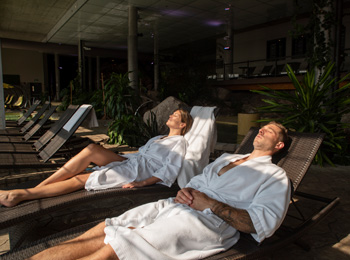 Couple relaxing at Spa O’Quartz