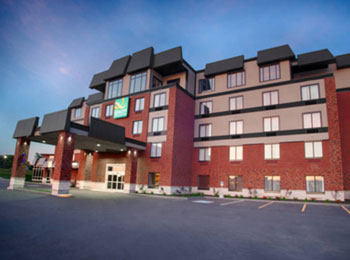 Quality Inn & Suites Victoriaville seen from the outside