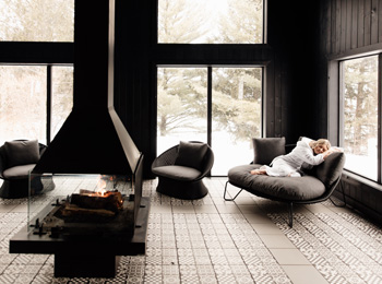 Woman in the relaxation room at Strøm Nordic Spa in Sherbrooke
