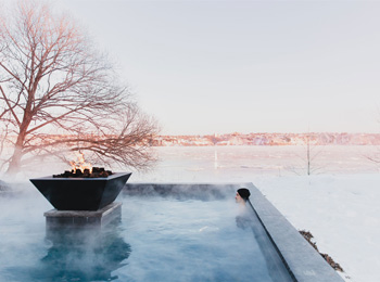 Man in the infinity pool at Strøm Nordic Spa in Old Québec City
