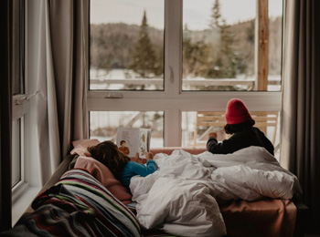 2 kids resting in a cottage at the end of winter in a resort in the Portneuf region.